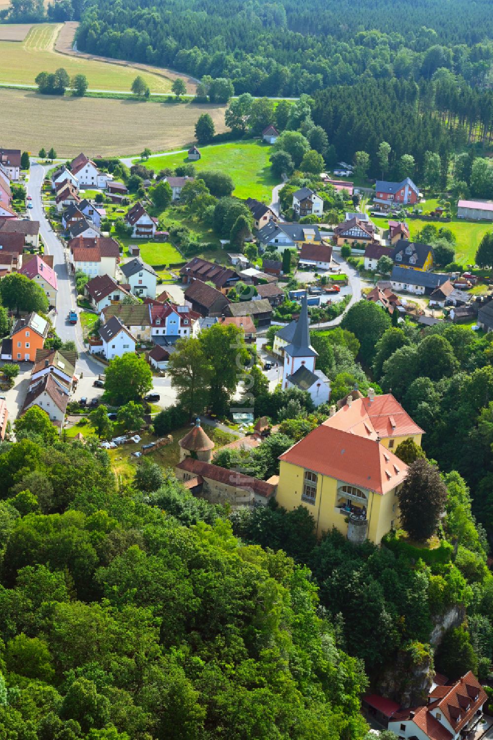 Luftaufnahme Freienfels - Dorfkern am Feldrand in Freienfels im Bundesland Bayern, Deutschland