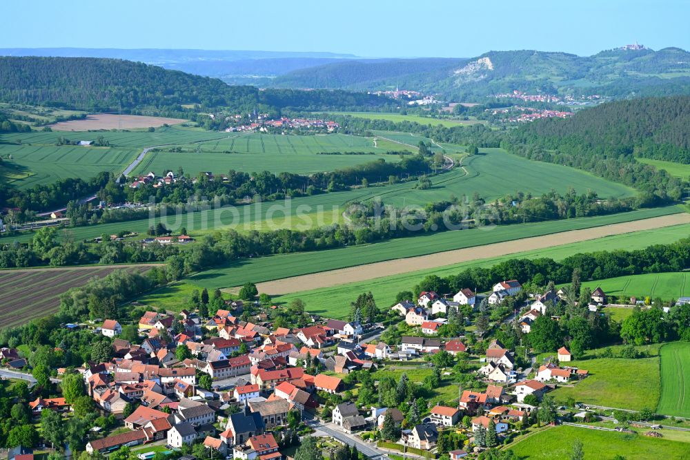 Freienorla aus der Vogelperspektive: Dorfkern am Feldrand in Freienorla im Bundesland Thüringen, Deutschland