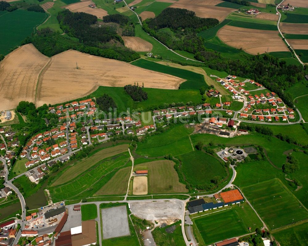 Freising aus der Vogelperspektive: Dorfkern am Feldrand in Freising im Bundesland Bayern, Deutschland