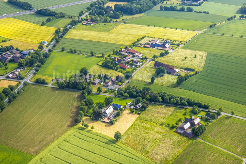 Freiske von oben - Dorfkern am Feldrand in Freiske im Bundesland Nordrhein-Westfalen, Deutschland