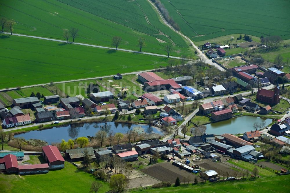 Freudenberg aus der Vogelperspektive: Dorfkern am Feldrand in Freudenberg im Bundesland Brandenburg, Deutschland