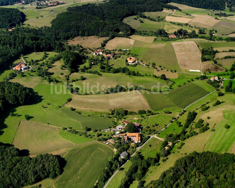 Luftaufnahme Fränkisch-Crumbach - Dorfkern am Feldrand in Fränkisch-Crumbach im Bundesland Hessen, Deutschland