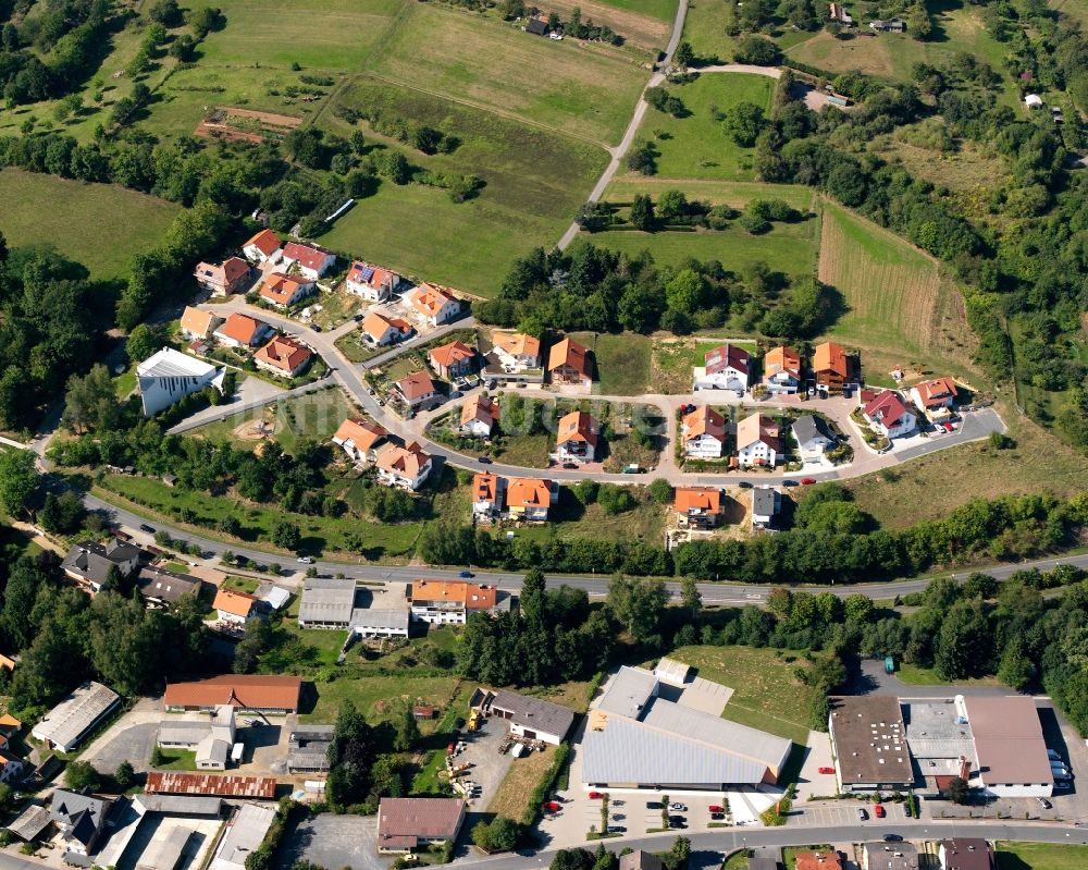 Fränkisch-Crumbach von oben - Dorfkern am Feldrand in Fränkisch-Crumbach im Bundesland Hessen, Deutschland