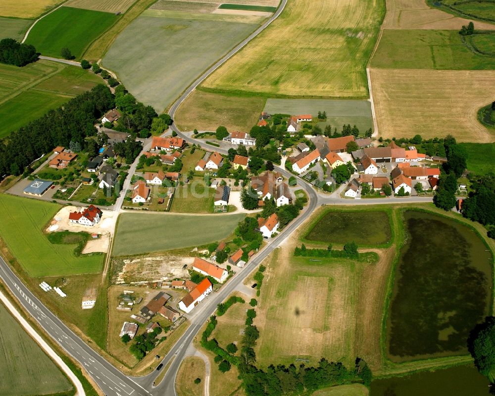 Fröschau aus der Vogelperspektive: Dorfkern am Feldrand in Fröschau im Bundesland Bayern, Deutschland