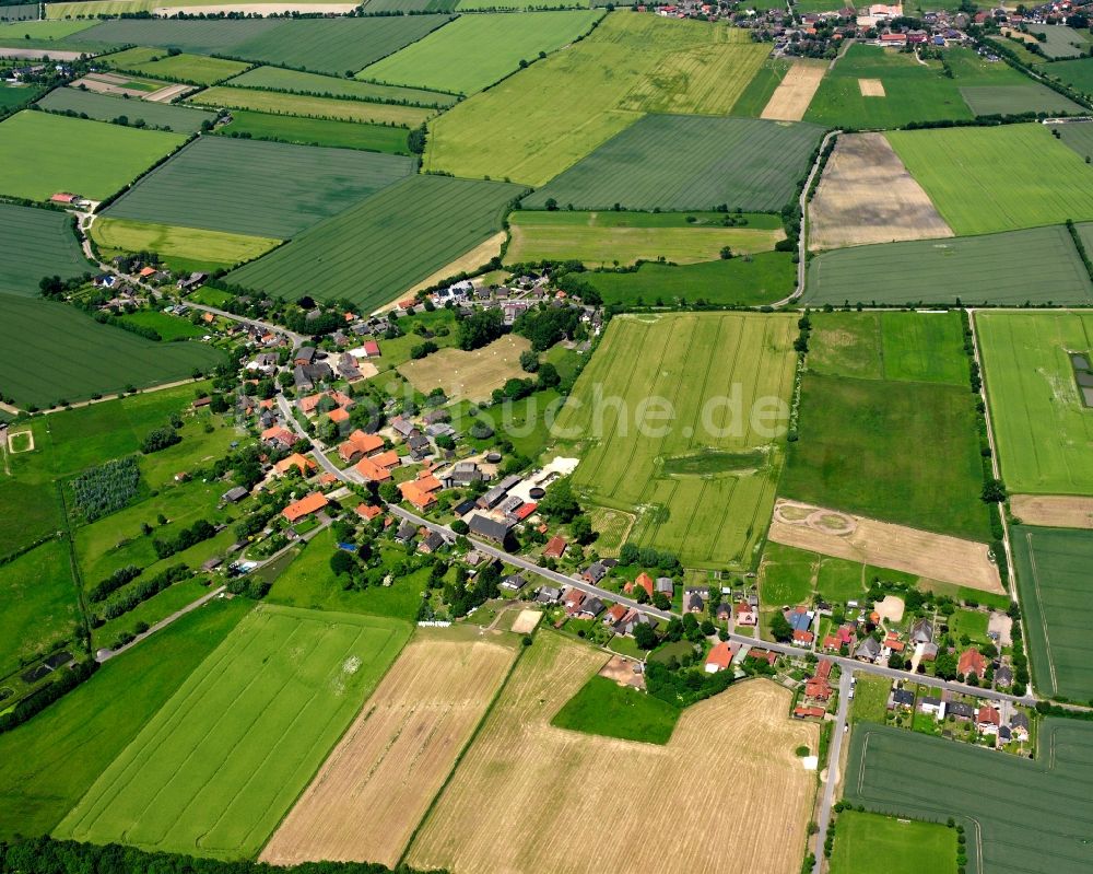 Luftaufnahme Fuhlenhagen - Dorfkern am Feldrand in Fuhlenhagen im Bundesland Schleswig-Holstein, Deutschland