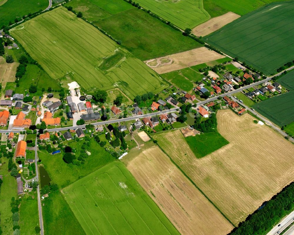 Fuhlenhagen von oben - Dorfkern am Feldrand in Fuhlenhagen im Bundesland Schleswig-Holstein, Deutschland