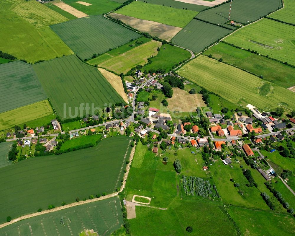 Fuhlenhagen aus der Vogelperspektive: Dorfkern am Feldrand in Fuhlenhagen im Bundesland Schleswig-Holstein, Deutschland