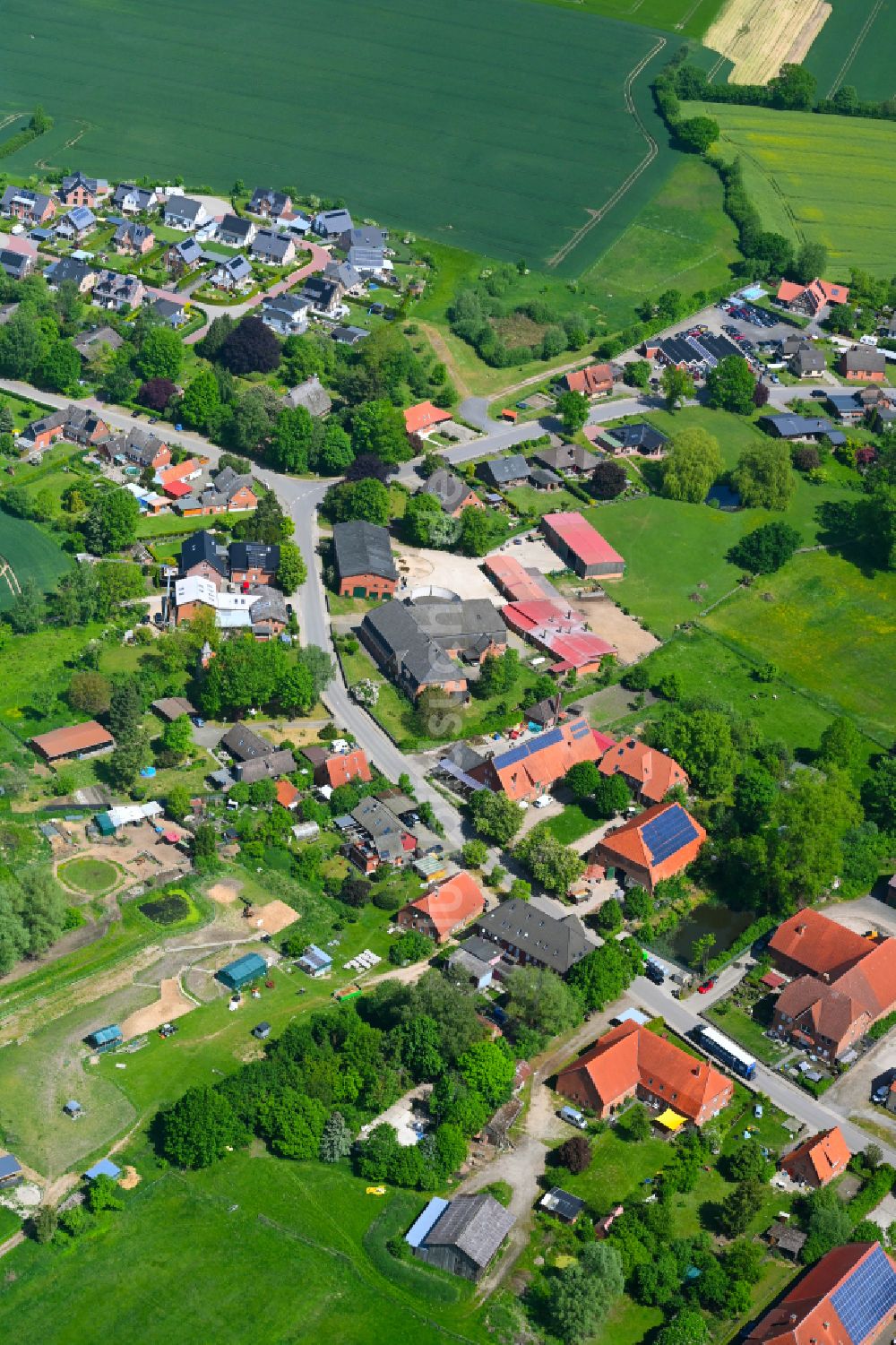 Fuhlenhagen von oben - Dorfkern am Feldrand in Fuhlenhagen im Bundesland Schleswig-Holstein, Deutschland