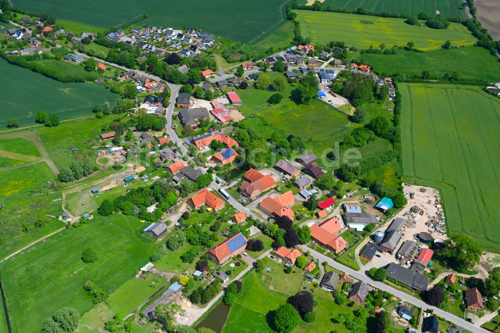 Fuhlenhagen aus der Vogelperspektive: Dorfkern am Feldrand in Fuhlenhagen im Bundesland Schleswig-Holstein, Deutschland