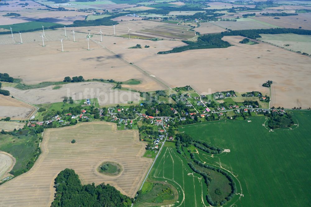 Ganschendorf von oben - Dorfkern am Feldrand in Ganschendorf im Bundesland Mecklenburg-Vorpommern, Deutschland