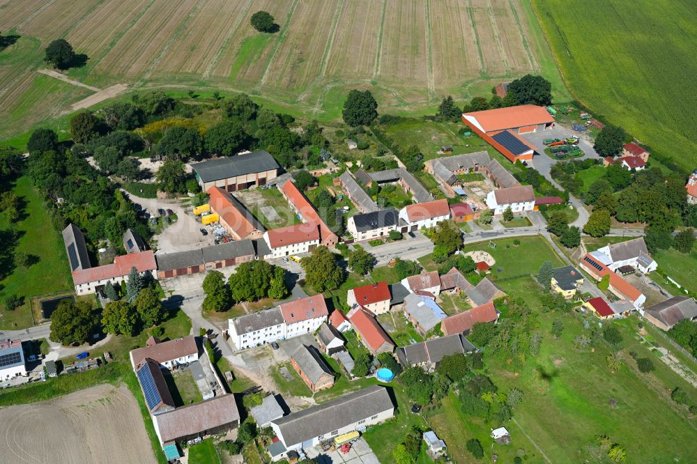 Luftaufnahme Garrey - Dorfkern am Feldrand in Garrey im Bundesland Brandenburg, Deutschland