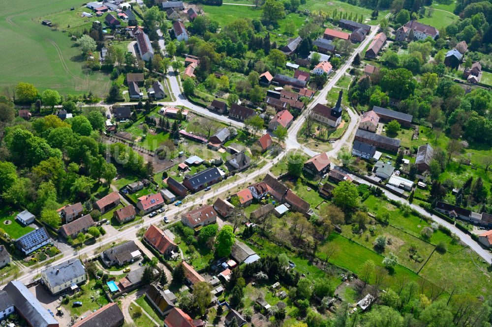 Garz von oben - Dorfkern am Feldrand in Garz im Bundesland Brandenburg, Deutschland