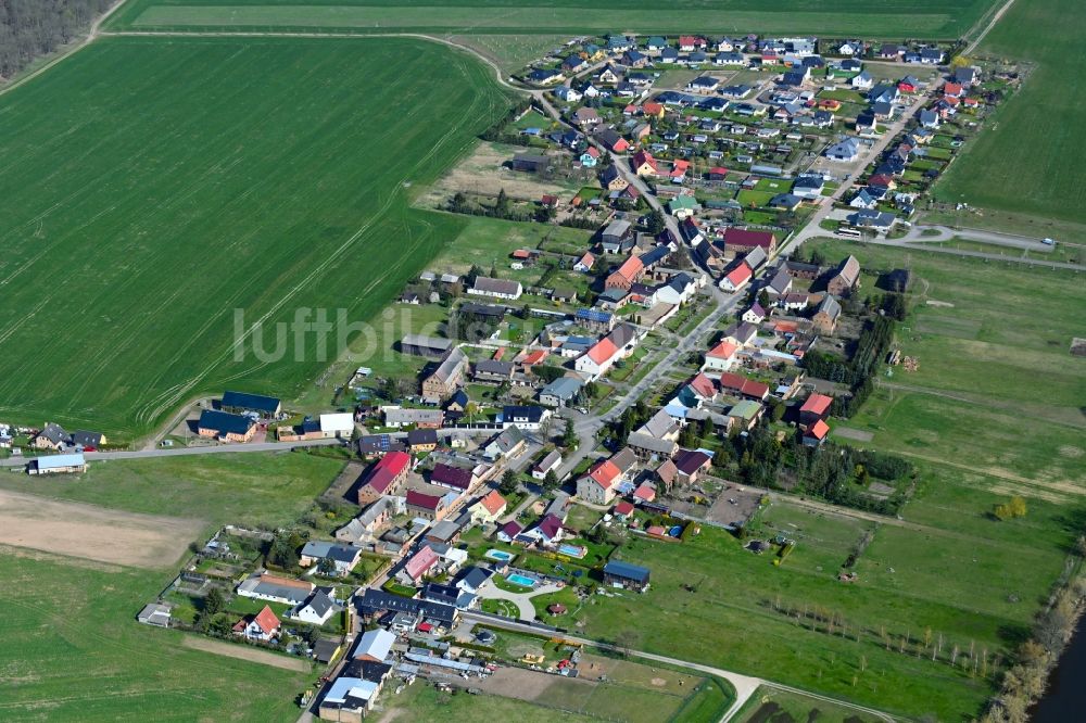 Gatow aus der Vogelperspektive: Dorfkern am Feldrand in Gatow im Bundesland Brandenburg, Deutschland