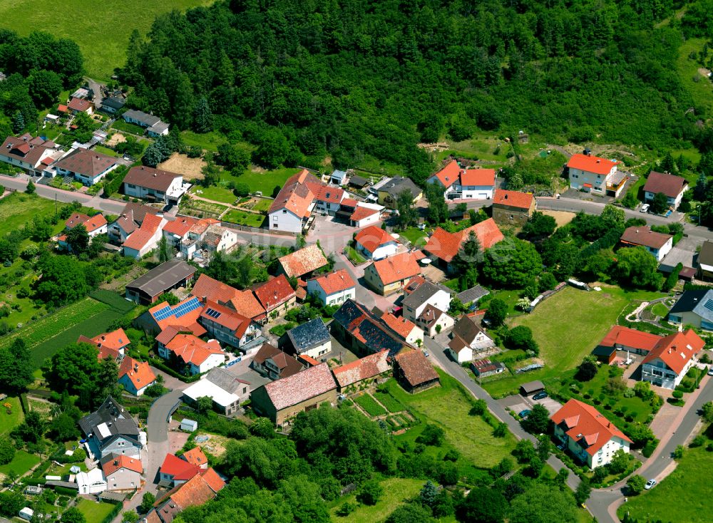 Gaugrehweiler aus der Vogelperspektive: Dorfkern am Feldrand in Gaugrehweiler im Bundesland Rheinland-Pfalz, Deutschland