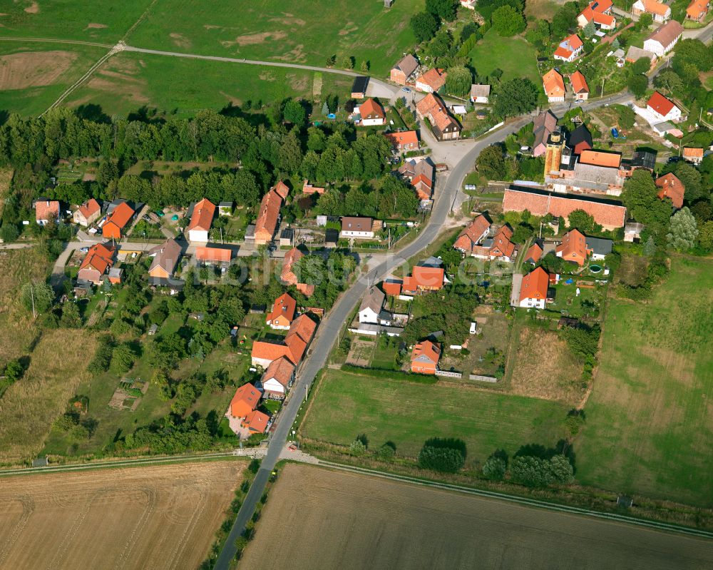 Göddeckenrode von oben - Dorfkern am Feldrand in Göddeckenrode im Bundesland Sachsen-Anhalt, Deutschland