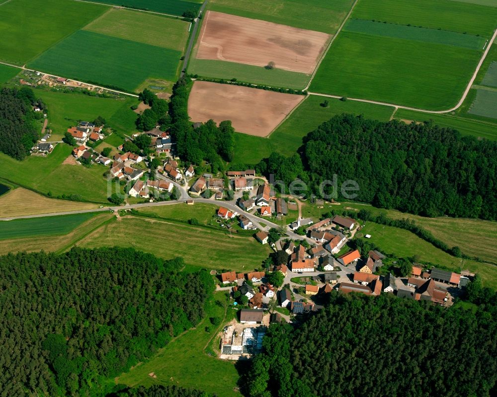 Göddeldorf von oben - Dorfkern am Feldrand in Göddeldorf im Bundesland Bayern, Deutschland