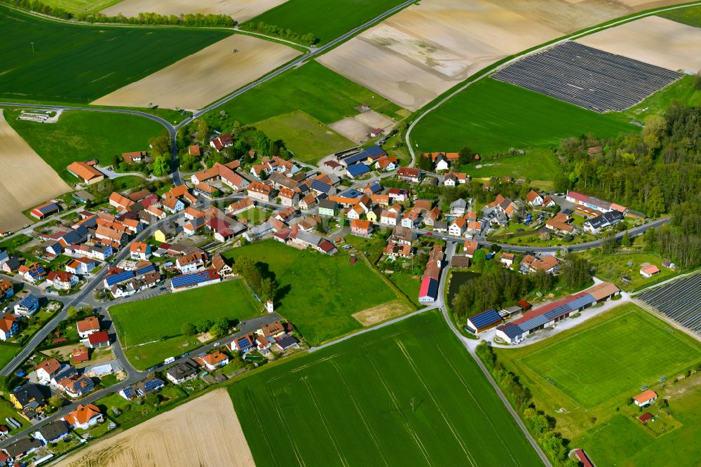 Geesdorf aus der Vogelperspektive: Dorfkern am Feldrand in Geesdorf im Bundesland Bayern, Deutschland