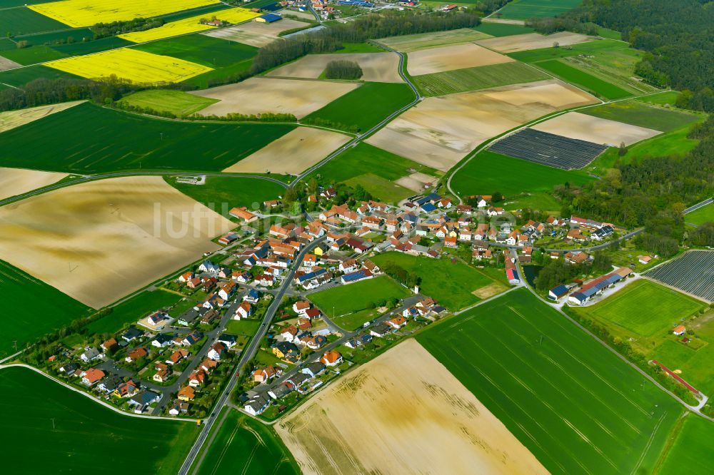 Luftaufnahme Geesdorf - Dorfkern am Feldrand in Geesdorf im Bundesland Bayern, Deutschland