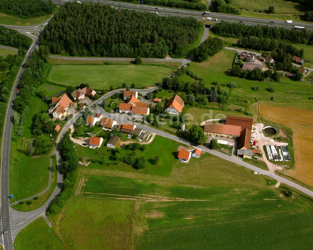 Geichsenhof von oben - Dorfkern am Feldrand in Geichsenhof im Bundesland Bayern, Deutschland