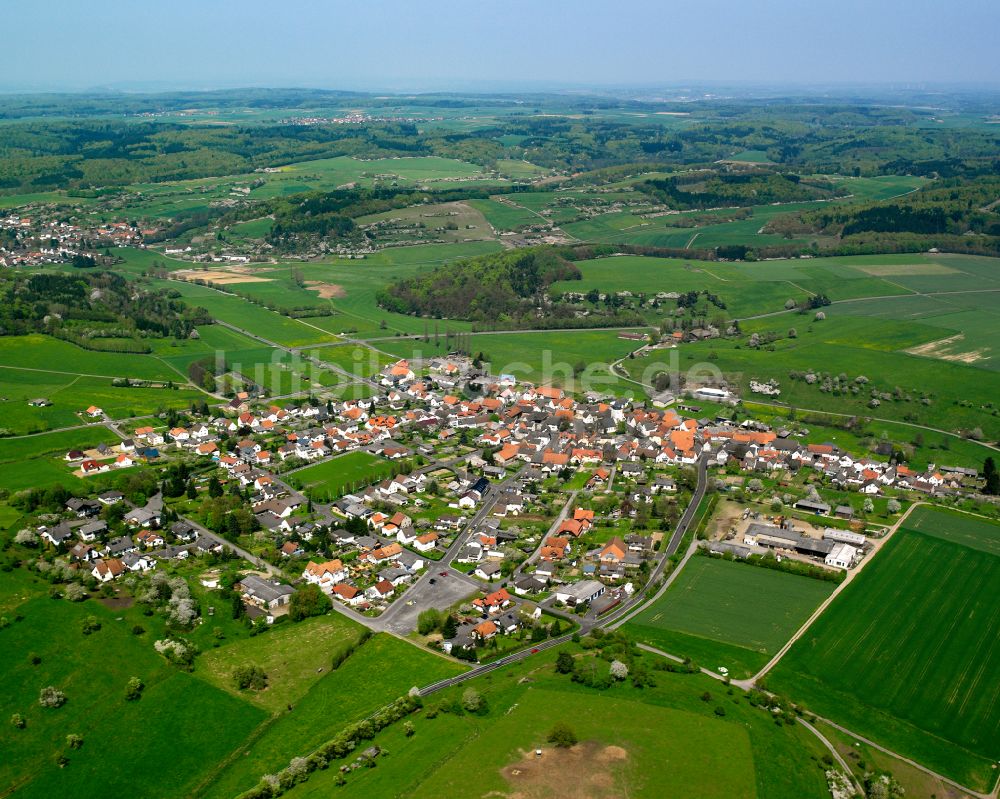 Geilshausen von oben - Dorfkern am Feldrand in Geilshausen im Bundesland Hessen, Deutschland