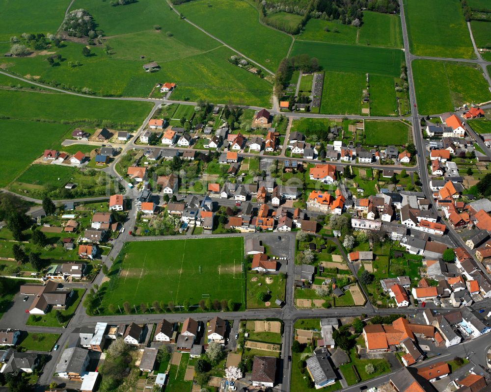 Geilshausen aus der Vogelperspektive: Dorfkern am Feldrand in Geilshausen im Bundesland Hessen, Deutschland