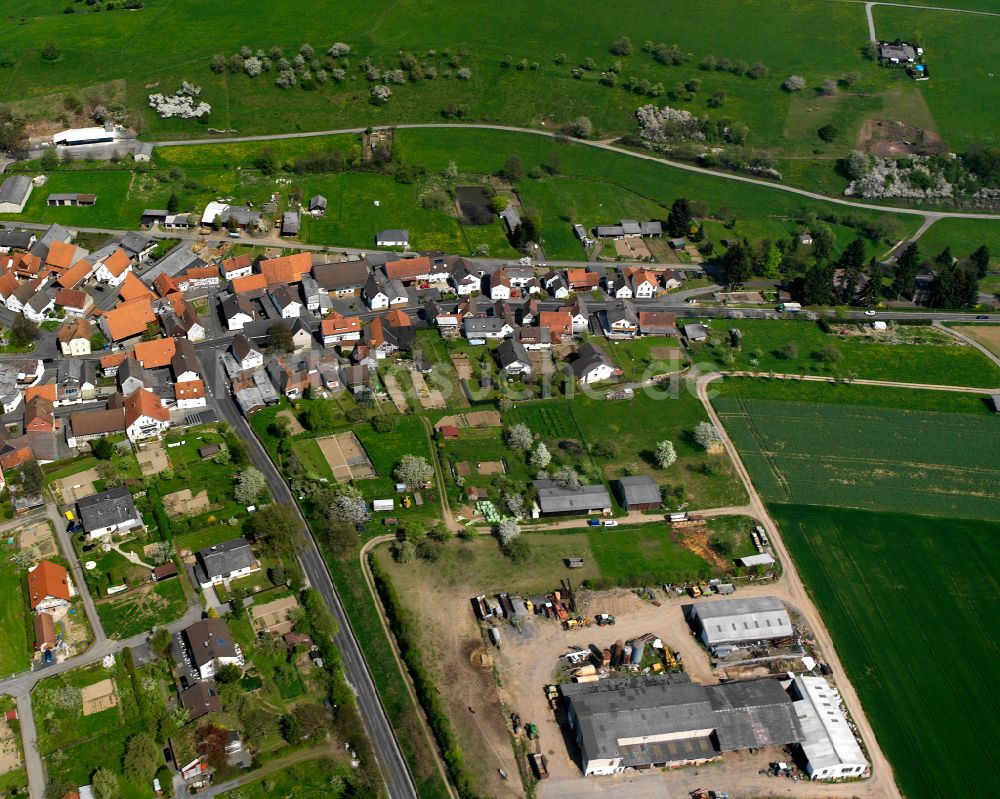 Geilshausen von oben - Dorfkern am Feldrand in Geilshausen im Bundesland Hessen, Deutschland