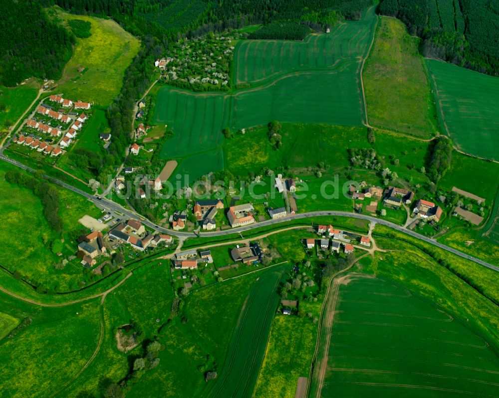 Luftbild Geißen - Dorfkern am Feldrand in Geißen im Bundesland Thüringen, Deutschland