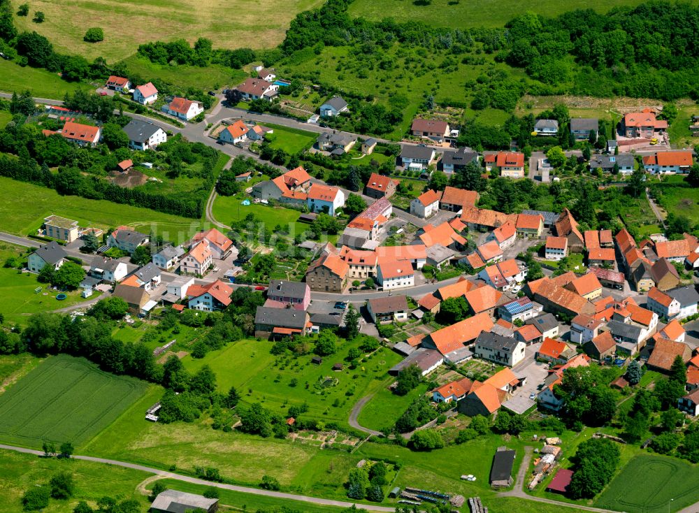 Gerbach aus der Vogelperspektive: Dorfkern am Feldrand in Gerbach im Bundesland Rheinland-Pfalz, Deutschland