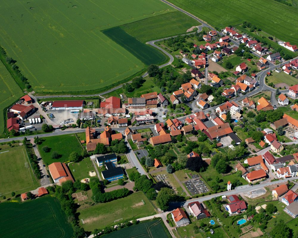 Gerbershausen aus der Vogelperspektive: Dorfkern am Feldrand in Gerbershausen im Bundesland Thüringen, Deutschland