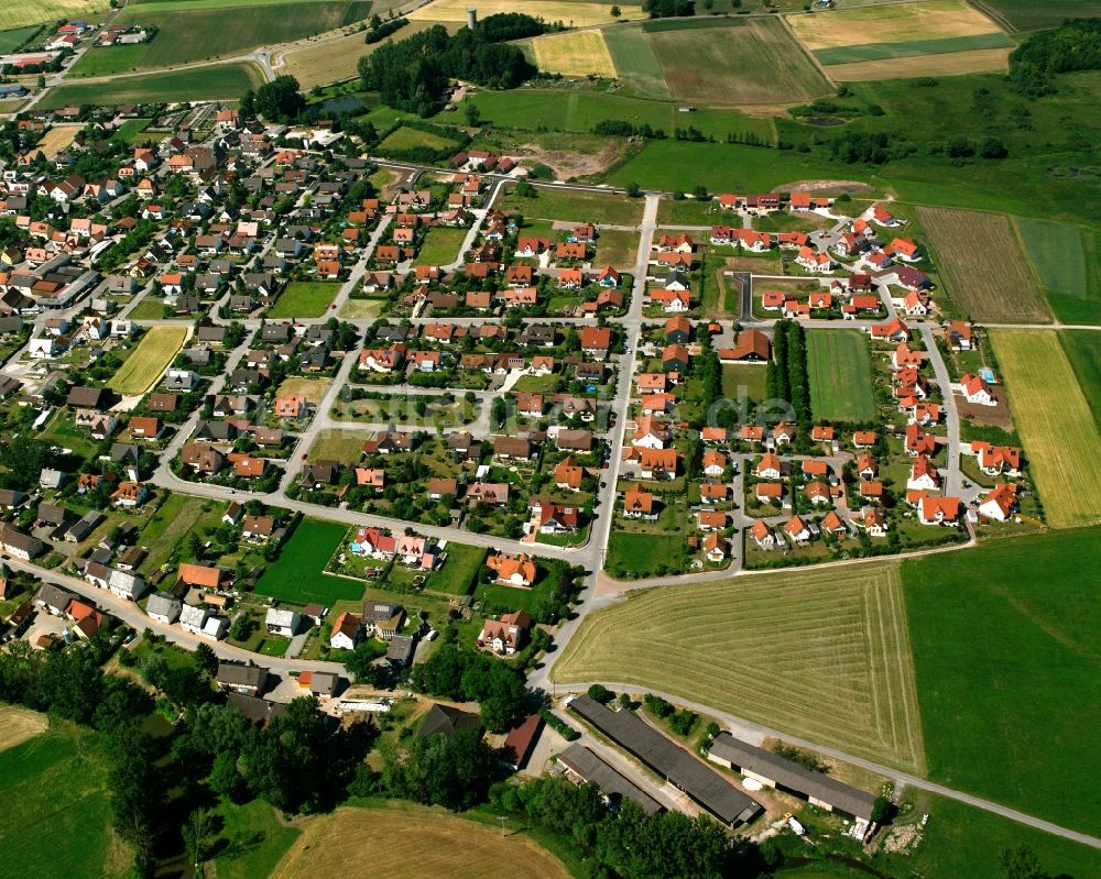 Gern von oben - Dorfkern am Feldrand in Gern im Bundesland Bayern, Deutschland