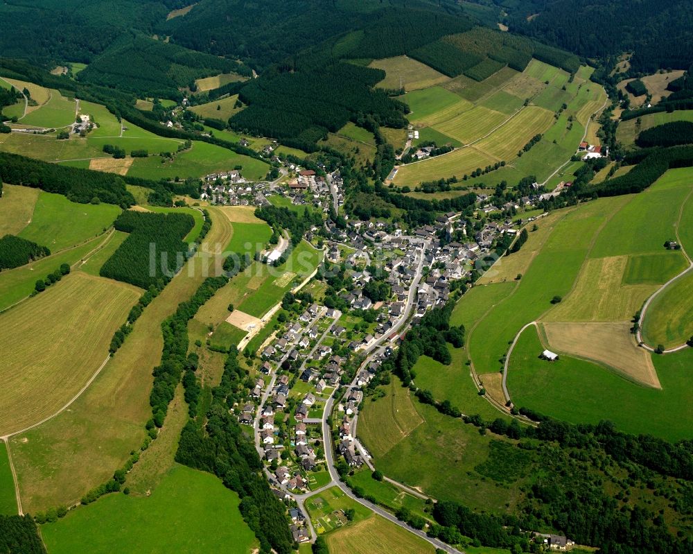 Girkhausen von oben - Dorfkern am Feldrand in Girkhausen im Bundesland Nordrhein-Westfalen, Deutschland