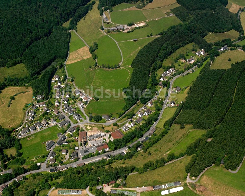 Girkhausen aus der Vogelperspektive: Dorfkern am Feldrand in Girkhausen im Bundesland Nordrhein-Westfalen, Deutschland