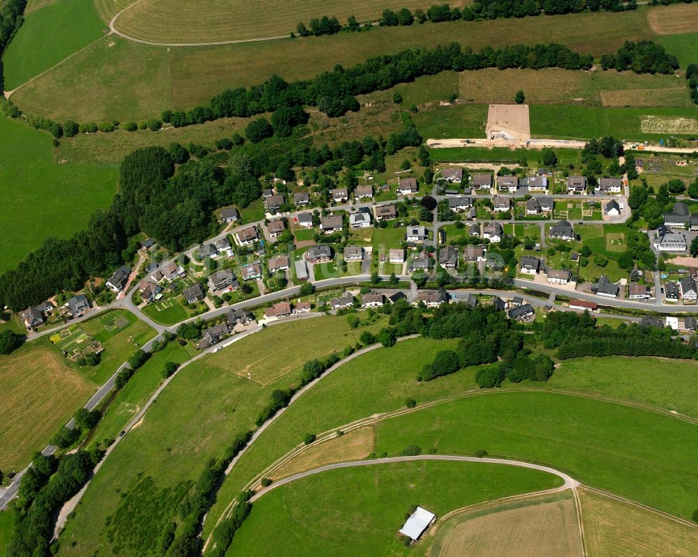 Luftaufnahme Girkhausen - Dorfkern am Feldrand in Girkhausen im Bundesland Nordrhein-Westfalen, Deutschland