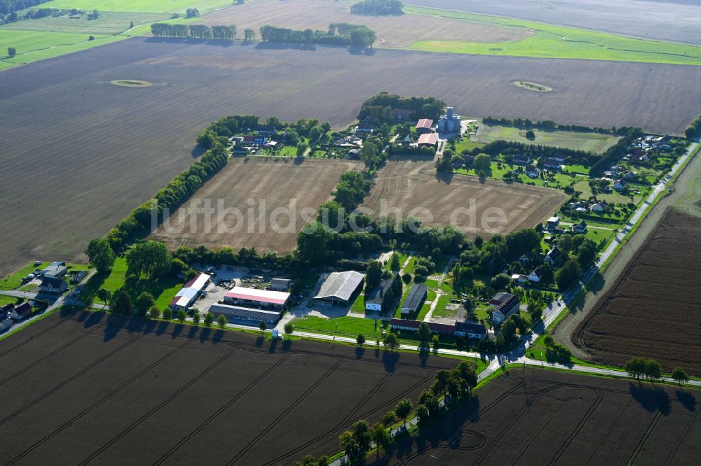 Luftaufnahme Glewitz - Dorfkern am Feldrand in Glewitz im Bundesland Mecklenburg-Vorpommern, Deutschland