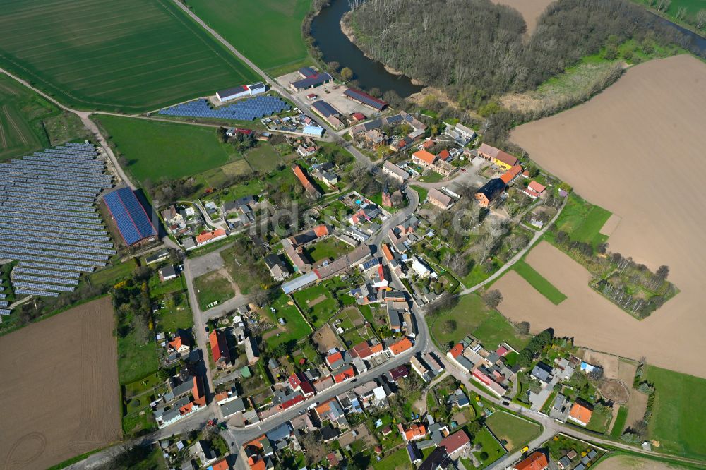 Gnölbzig aus der Vogelperspektive: Dorfkern am Feldrand in Gnölbzig im Bundesland Sachsen-Anhalt, Deutschland