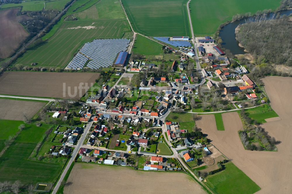 Luftaufnahme Gnölbzig - Dorfkern am Feldrand in Gnölbzig im Bundesland Sachsen-Anhalt, Deutschland