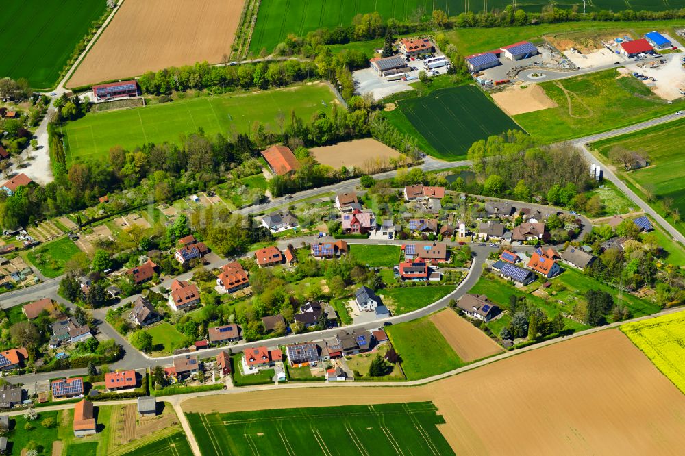 Gnodstadt aus der Vogelperspektive: Dorfkern am Feldrand in Gnodstadt im Bundesland Bayern, Deutschland