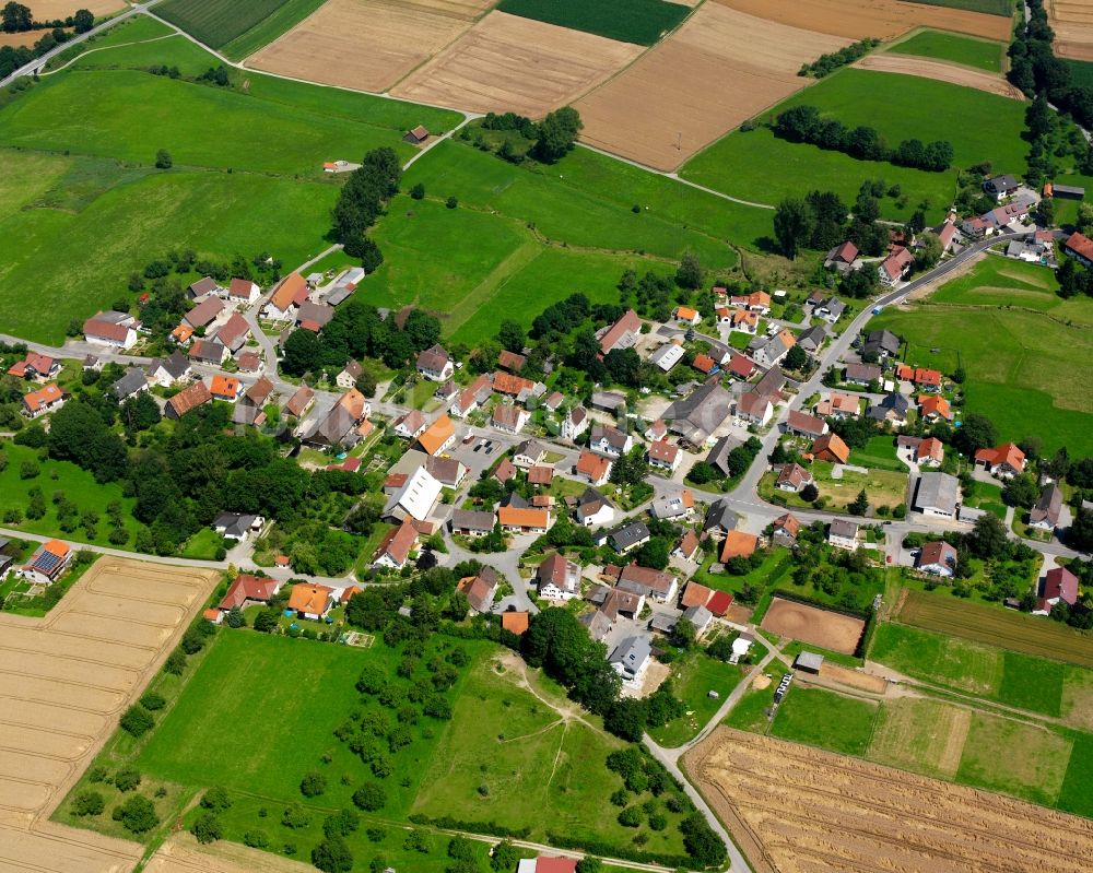 Günzkofen aus der Vogelperspektive: Dorfkern am Feldrand in Günzkofen im Bundesland Baden-Württemberg, Deutschland