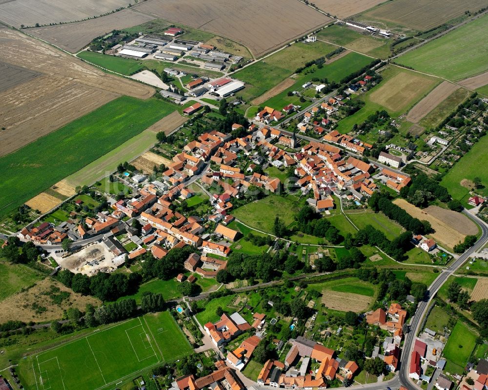 Grabe von oben - Dorfkern am Feldrand in Grabe im Bundesland Thüringen, Deutschland