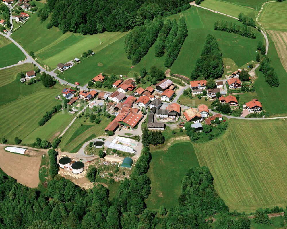 Grillaberg von oben - Dorfkern am Feldrand in Grillaberg im Bundesland Bayern, Deutschland