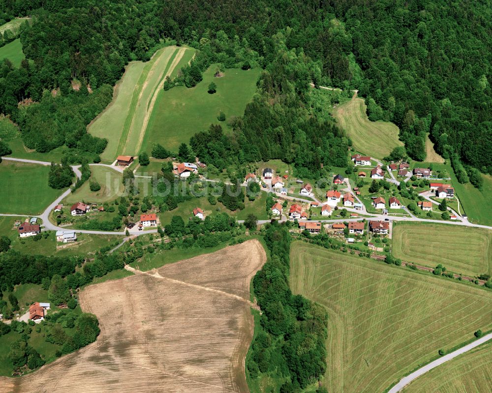 Grillaberg aus der Vogelperspektive: Dorfkern am Feldrand in Grillaberg im Bundesland Bayern, Deutschland