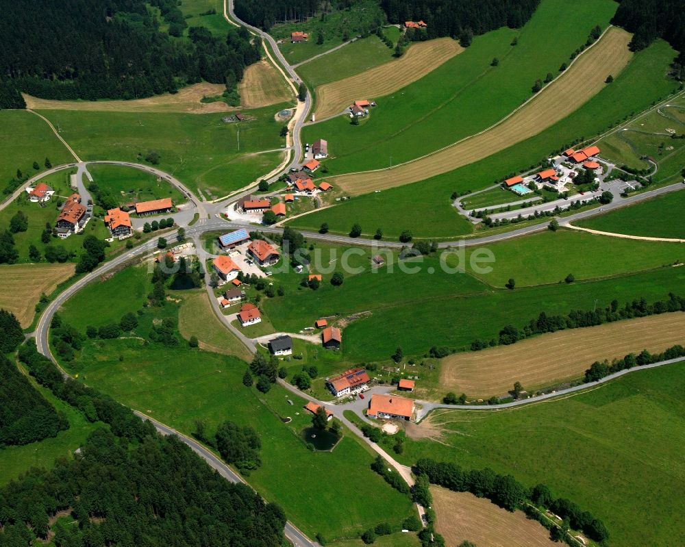 Grün von oben - Dorfkern am Feldrand in Grün im Bundesland Bayern, Deutschland