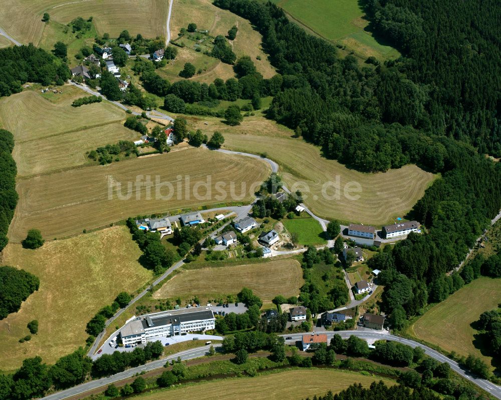 Luftaufnahme Grünenbaum - Dorfkern am Feldrand in Grünenbaum im Bundesland Nordrhein-Westfalen, Deutschland