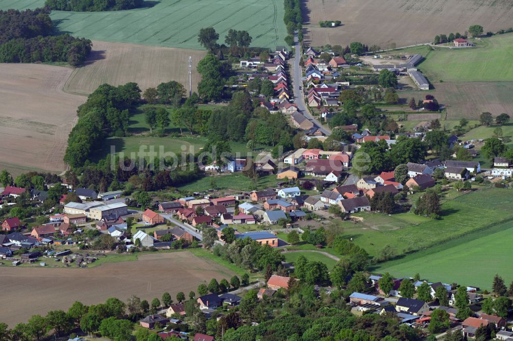 Groß Godems aus der Vogelperspektive: Dorfkern am Feldrand in Groß Godems im Bundesland Mecklenburg-Vorpommern, Deutschland