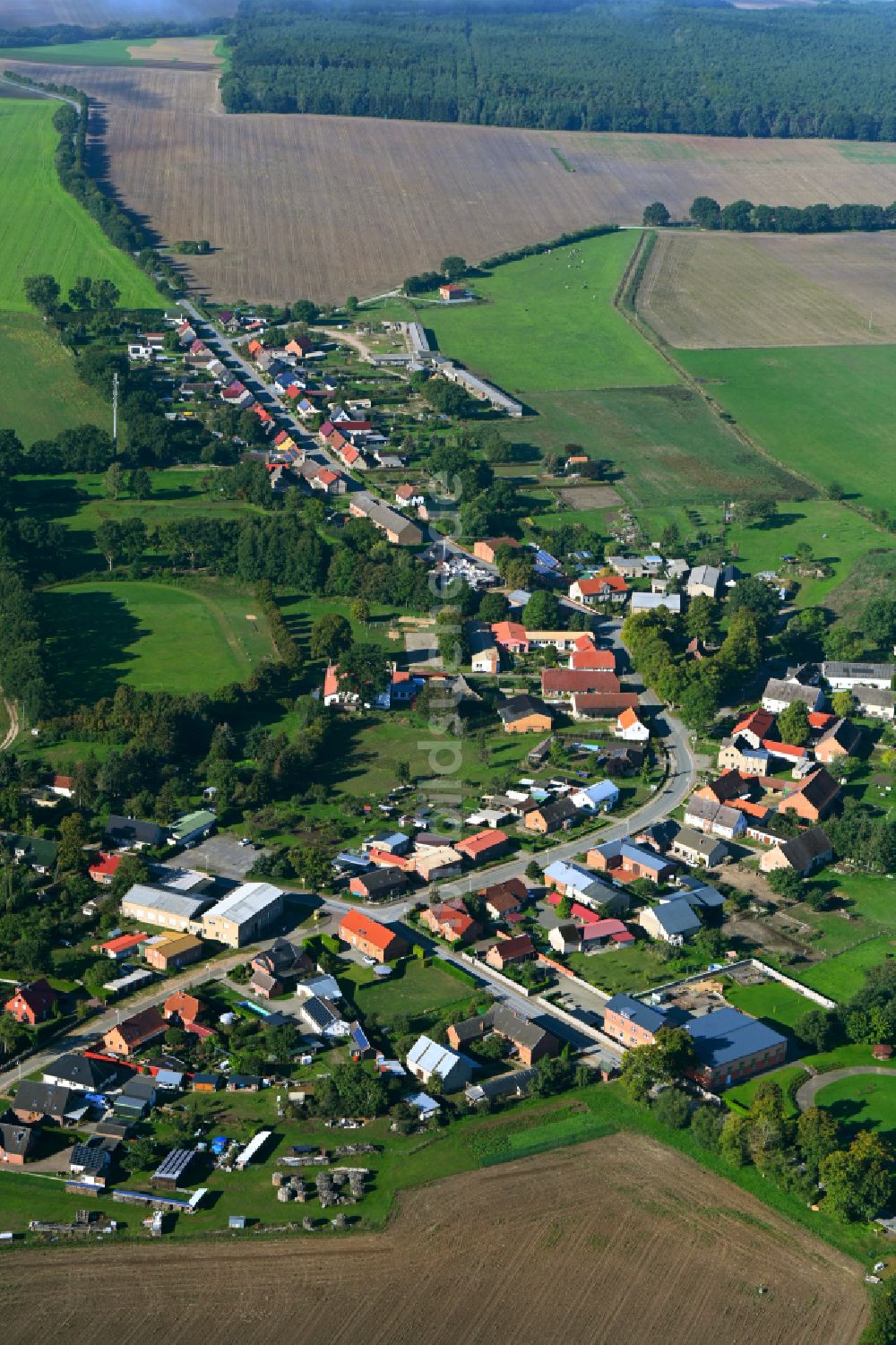 Luftaufnahme Groß Godems - Dorfkern am Feldrand in Groß Godems im Bundesland Mecklenburg-Vorpommern, Deutschland