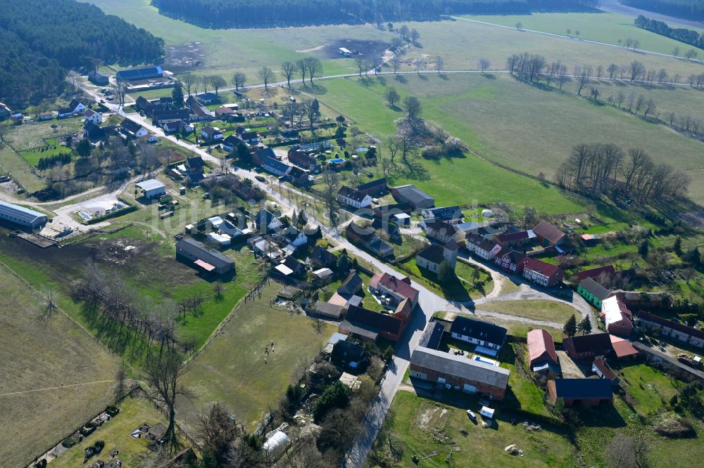 Groß Haßlow aus der Vogelperspektive: Dorfkern am Feldrand in Groß Haßlow im Bundesland Brandenburg, Deutschland