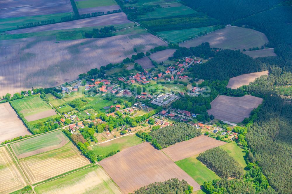 Groß Krams aus der Vogelperspektive: Dorfkern am Feldrand in Groß Krams im Bundesland Mecklenburg-Vorpommern, Deutschland