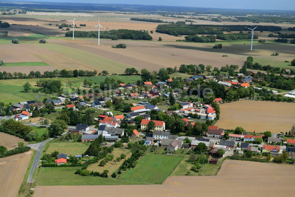 Groß Warnow aus der Vogelperspektive: Dorfkern am Feldrand in Groß Warnow im Bundesland Brandenburg, Deutschland