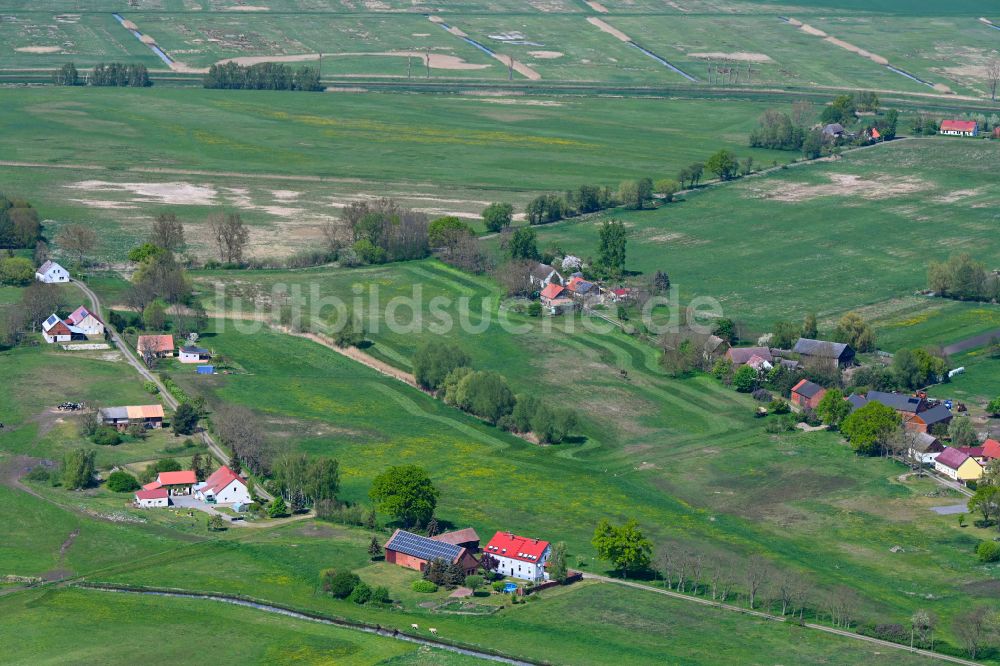 Großderschau von oben - Dorfkern am Feldrand in Großderschau im Bundesland Brandenburg, Deutschland