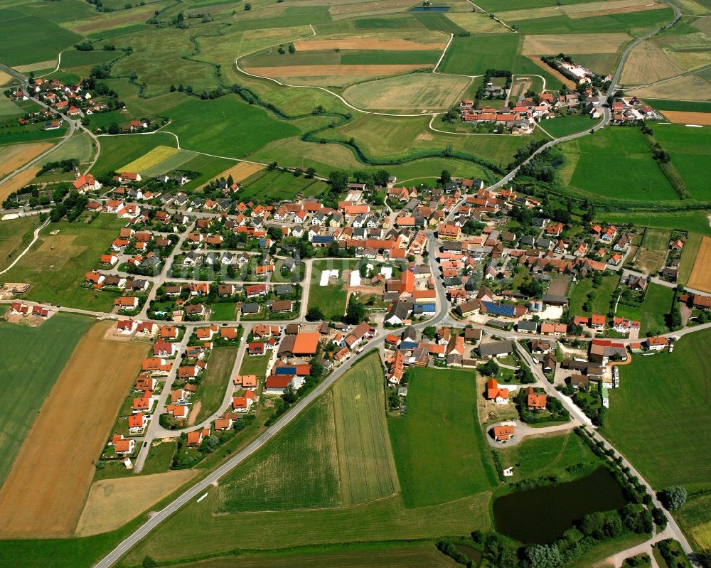 Großenried aus der Vogelperspektive: Dorfkern am Feldrand in Großenried im Bundesland Bayern, Deutschland